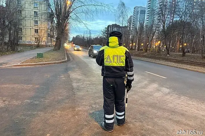 The Sverdlovsk State Traffic Inspectorate issued an urgent warning due to snowfall.