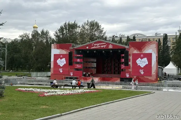 На Плотинке в День строителя будет установлена гигантская строительная перчатка (ФОТО).