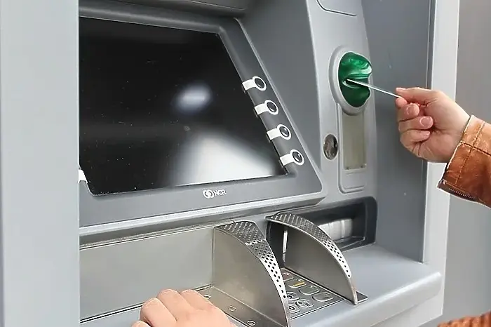 In Yekaterinburg, a schoolgirl helped scammers withdraw 300,000 from her father's card.