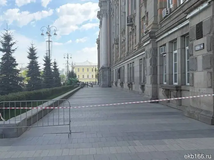 Часть фасада мэрии Екатеринбурга обрушилась — фото