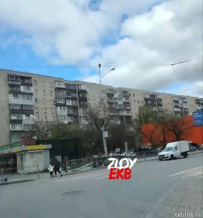 Gusty winds in Yekaterinburg are toppling trees, bus stops, and toilets (PHOTO)