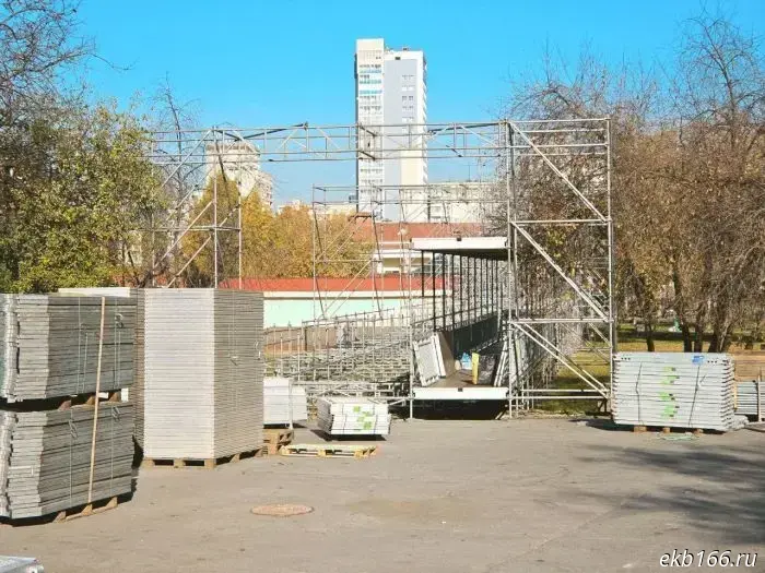 Construction of an ice winter slide has begun in Yekaterinburg.