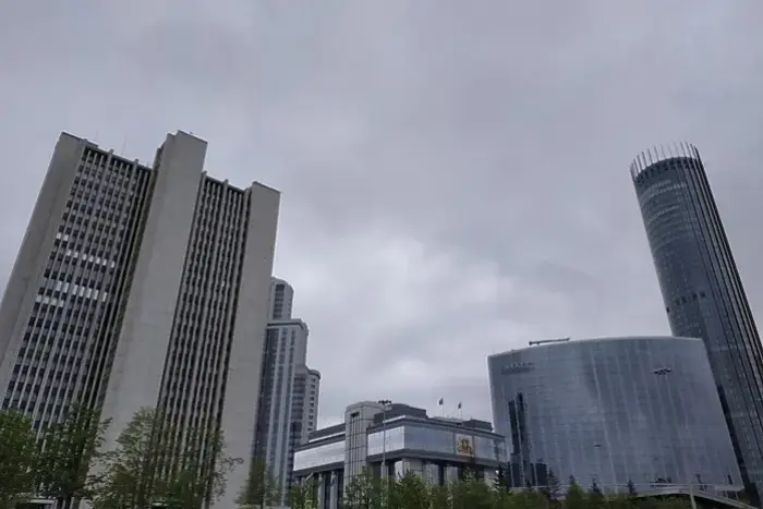 В Екатеринбурге к зданиям Заксобрания и Правительства были направлены полицейские автомобили и службы экстренной помощи.