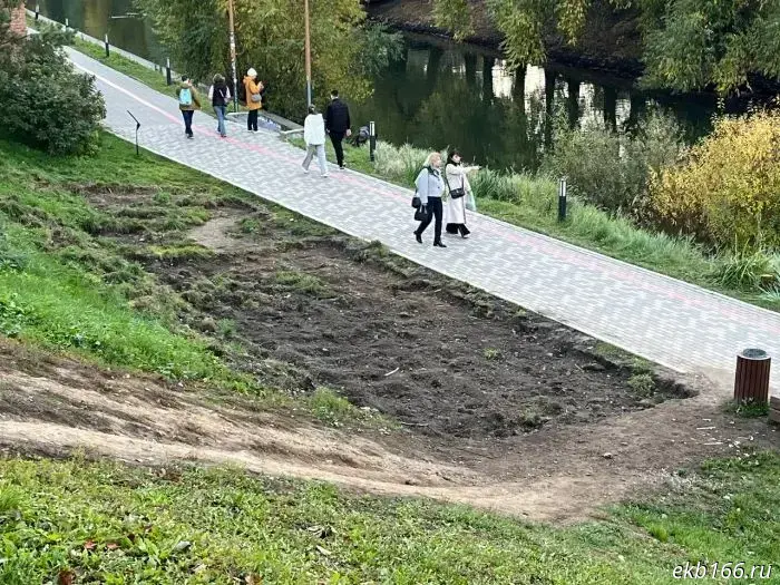 В центре Екатеринбурга неожиданно пропал известный памятник.