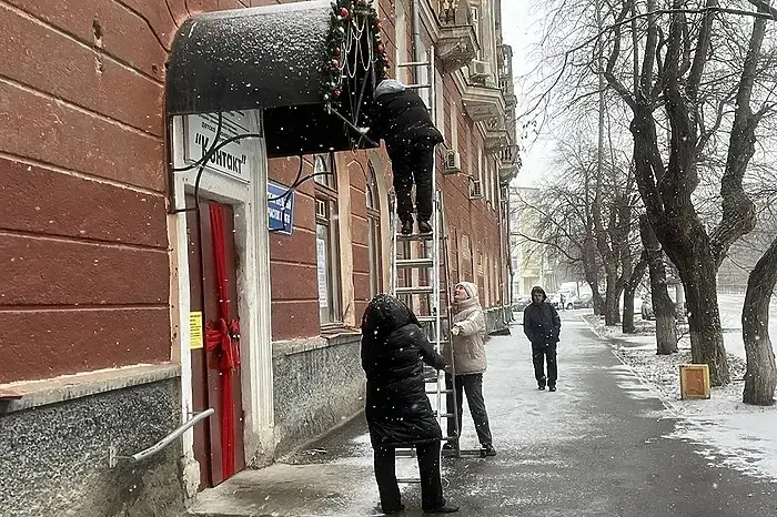 На Уралмаше в троллейбусе скончался мужчина — фото.