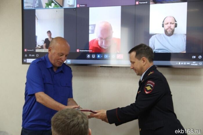 Employees of the Disaster Medicine Center received departmental awards from the traffic police in Yekaterinburg (PHOTO)