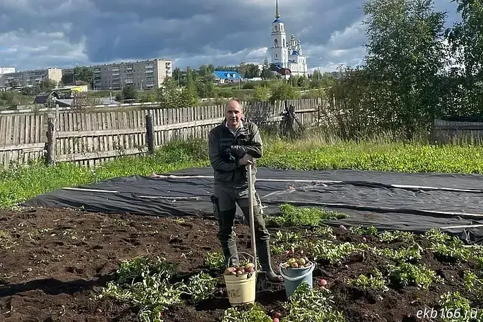 Губернатор Денис Паслер поделился, как он помогал своей матери в огороде — фото.
