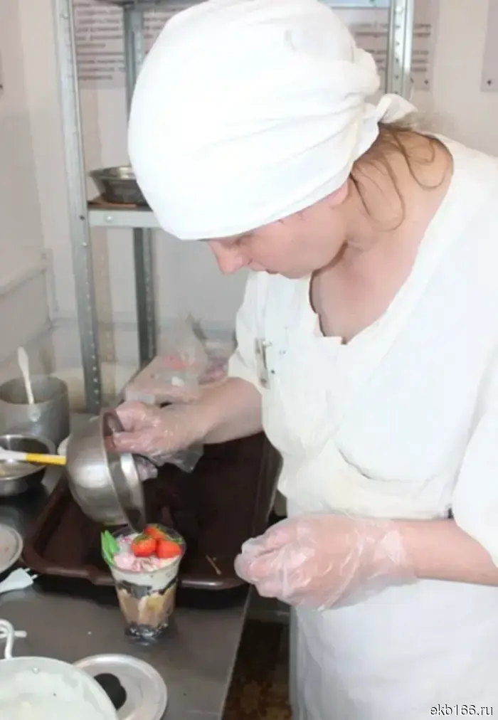 The dessert of English cuisine was prepared at the bakers and confectioners competition in the Tagil IK-6.