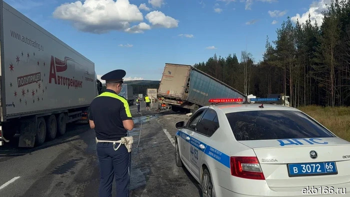 Водитель грузовика маркетплейса скончался в результате аварии с дорожной техникой под Екатеринбургом (ФОТО)