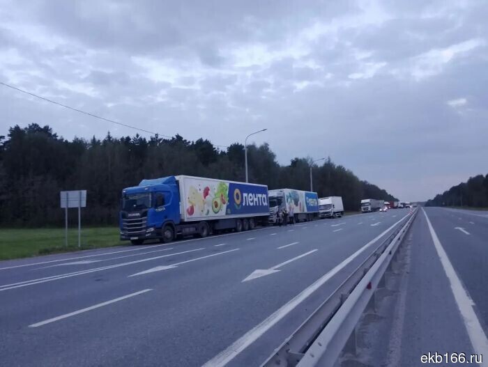 Dump truck demolished an overhead pedestrian crossing on the Yekaterinburg - Tyumen highway (PHOTO)