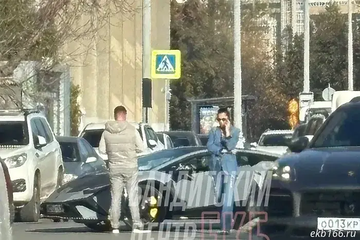 An accident involving a Lamborghini occurred in central Yekaterinburg.