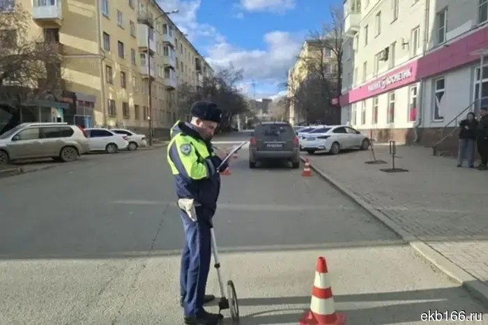 В Екатеринбурге автомобиль иностранного производства наехал на ребёнка, который переходил дорогу на зеленый сигнал светофора.