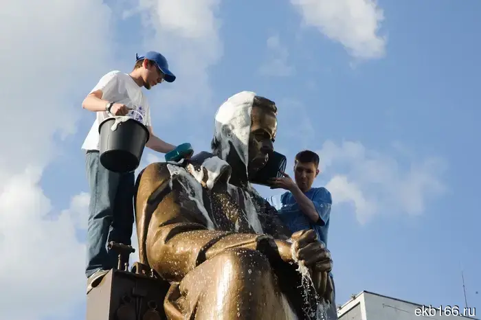 In Yekaterinburg, the monument to Alexander Popov was washed.