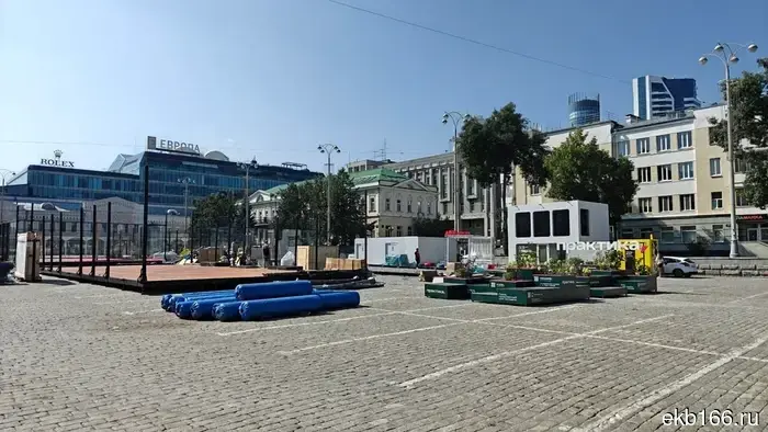 Жителей Екатеринбурга приглашают принять участие в турнире по паделу, который состоится на площади 1905 года.