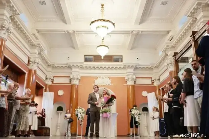 In Yekaterinburg, five couples registered their marriage in a building with the USSR coat of arms on Malysheva.