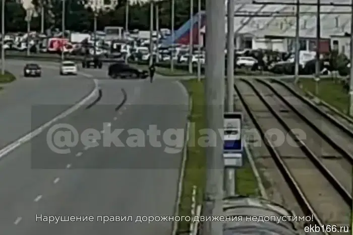 In Botany, a scooter rider crashed into a crossover - video
