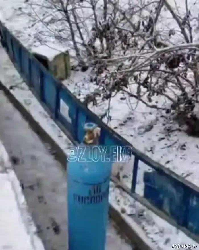Gas cylinders spilled out of a truck in Yekaterinburg.