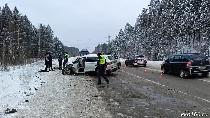 Три человека, среди которых 81-летняя женщина, получили травмы в аварии на Серовском тракте.