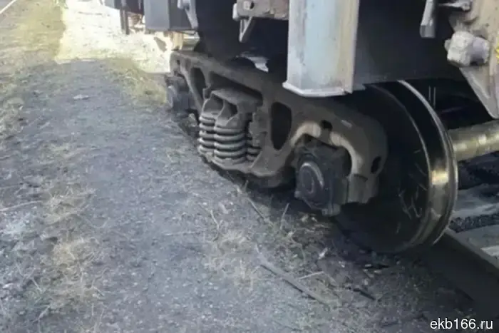 В Свердловской области произошёл сход вагона с концентратом с рельсов.