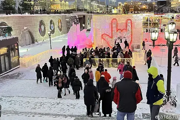 Жители Свердловской области и туристы выстраиваются в длинные очереди, чтобы насладиться зимними развлечениями в Екатеринбурге.