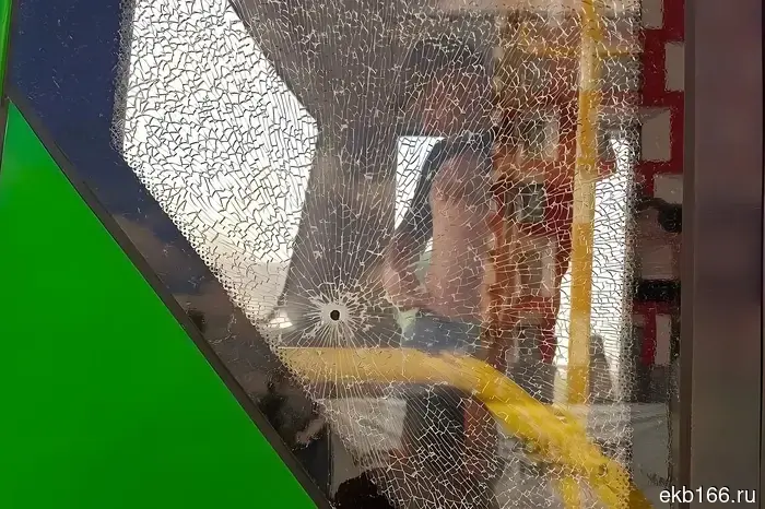 В Екатеринбурге произошел обстрел автобуса, в результате чего есть пострадавшие.