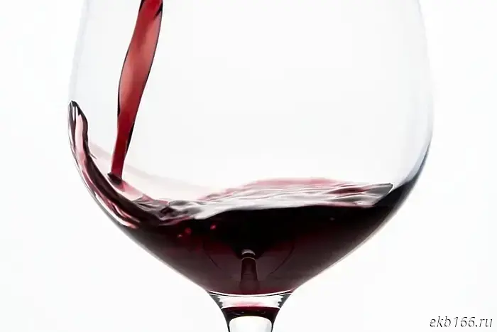 A woman from Sverdlovsk was sentenced to a real prison term for getting schoolgirls drunk.