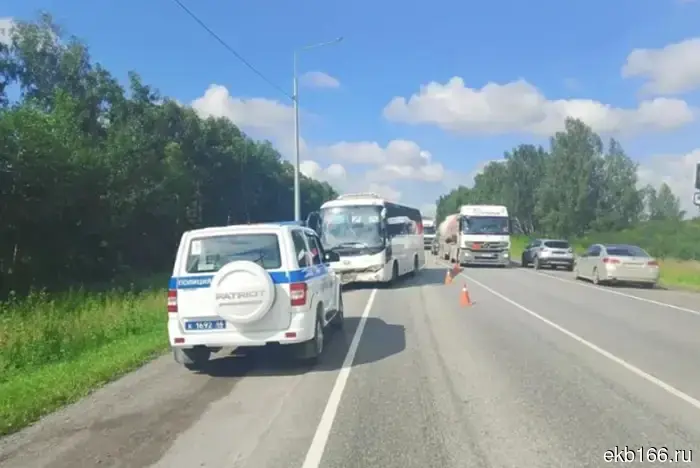 На Свердловской трассе автобус с пассажирами столкнулся с легковым автомобилем.
