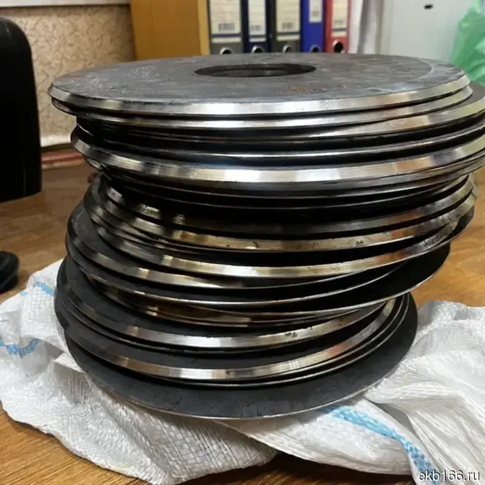 Гора запчастей для грузовых вагонов «прилипла» к рукам работника железной дороги в Свердловской области. ФОТО