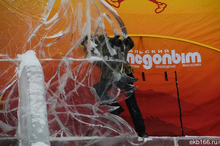 «Они снова лезут!» В Екатеринбурге проходит последний штурм ледяного городка (ФОТО)