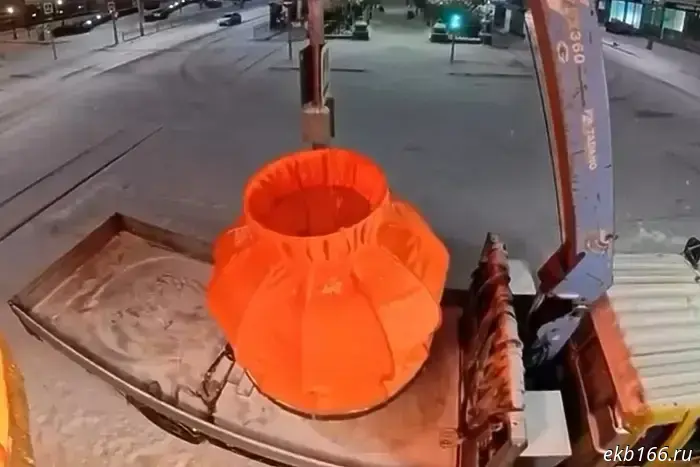 For the 14th time! The legendary lampshades have reappeared in the center of Yekaterinburg.