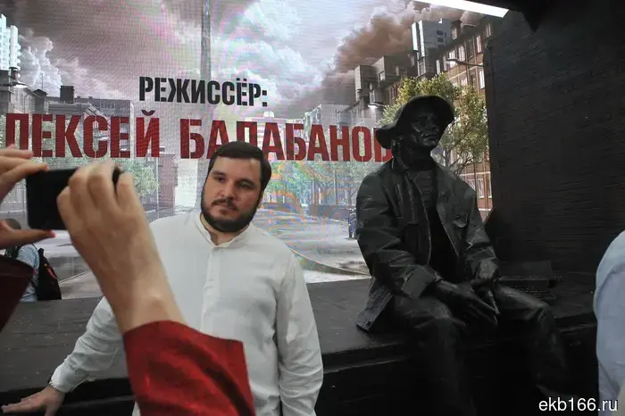В Екатеринбурге установили первый в России памятник Алексею Балабанову.