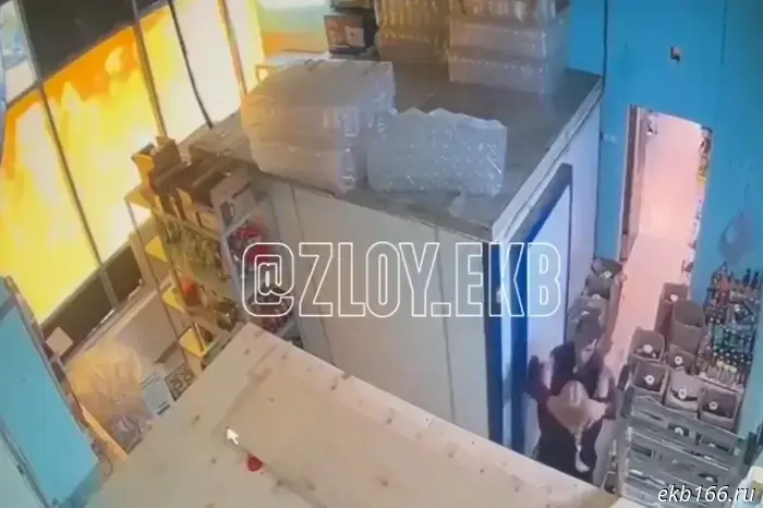 Inappropriate resident of Yekaterinburg attempted to suffocate a liquor store clerk.