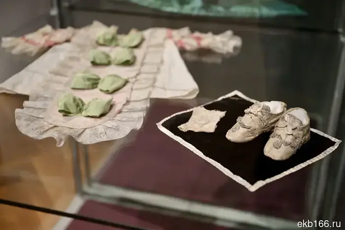 К вещам Екатерины доставил Михаил Пиотровский, директор Государственного Эрмитажа, который прибыл в Екатеринбург.