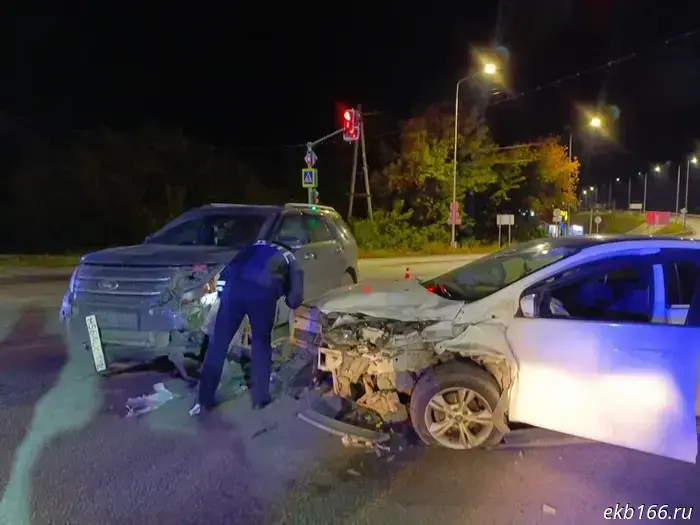Два нетрезвых водителя встретились в аварии на перекрестке в городе Свердловск.