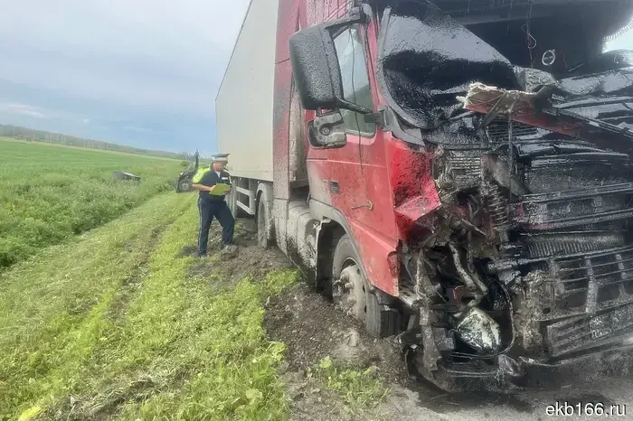 В Свердловской области тракторист скончался в результате撞а с попутным грузовиком.