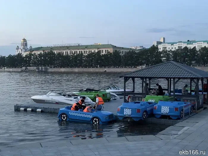 Центр Екатеринбурга снова наполнился «развлечениями» на любой вкус.