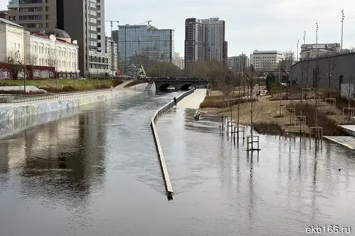 Новая набережная в центре Екатеринбурга снова оказывается затопленной.