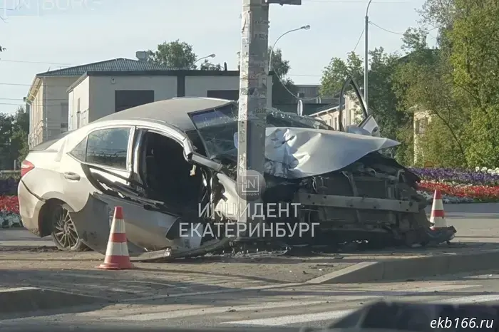 У спорткомплекса «Калининец» водитель легкового автомобиля на высокой скорости врезался в столб — фото.