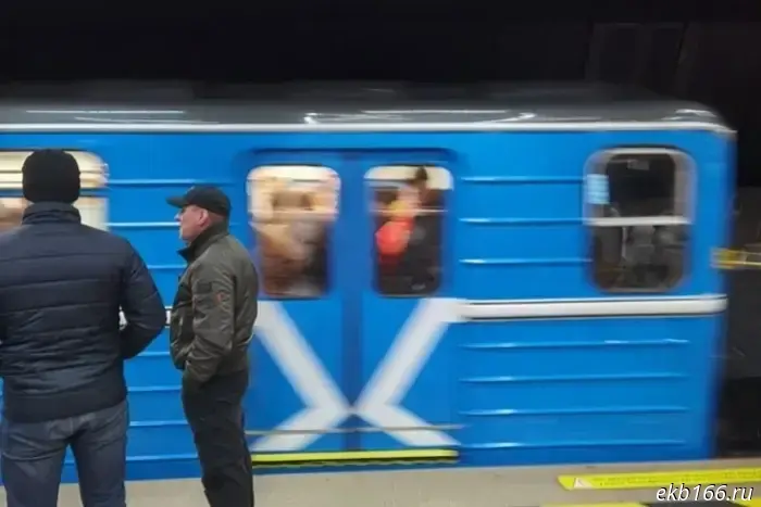 В метро Екатеринбурга ребенок чуть не попал в двери вагона.