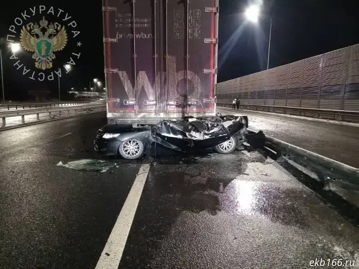 Иностранный автомобиль с номерами Свердловской области врезался в грузовик в Татарстане.