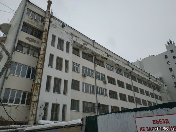 In the very center of Yekaterinburg, someone's housing has appeared in a shipping container (PHOTO)
