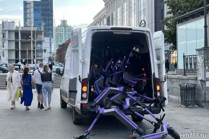 Yekaterinburg scooter riders came up with a daring way to avoid punishment and fines.