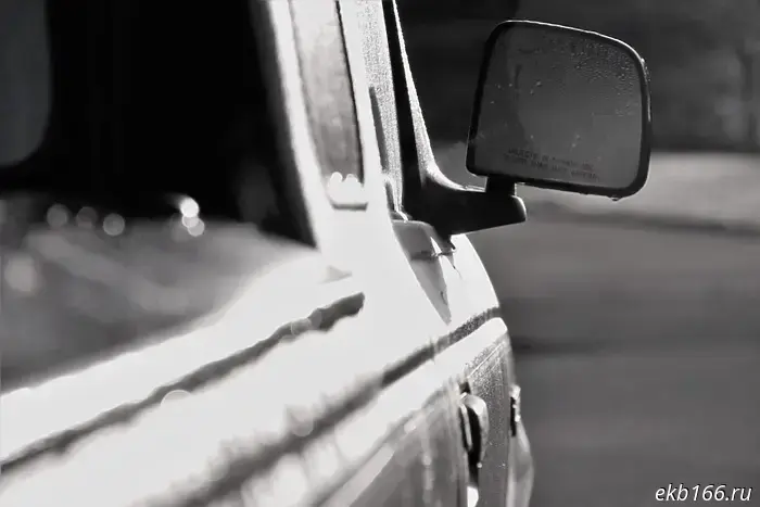 Движение на Блюхеровском мосту было остановлено из-за крупной аварии.