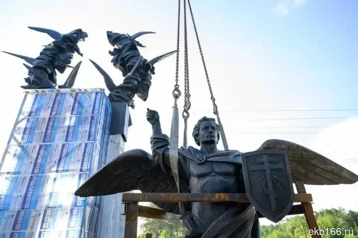 Главный компонент памятника РМК привезли в Екатеринбург.
