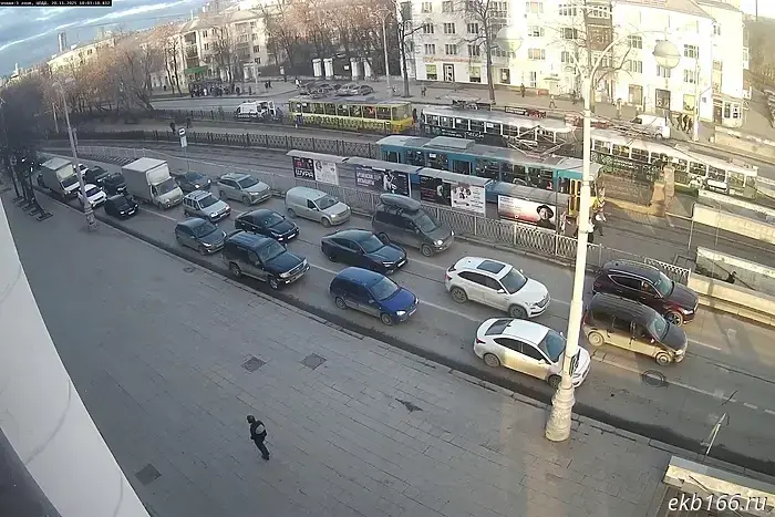 В центре Екатеринбурга остановились трамваи.