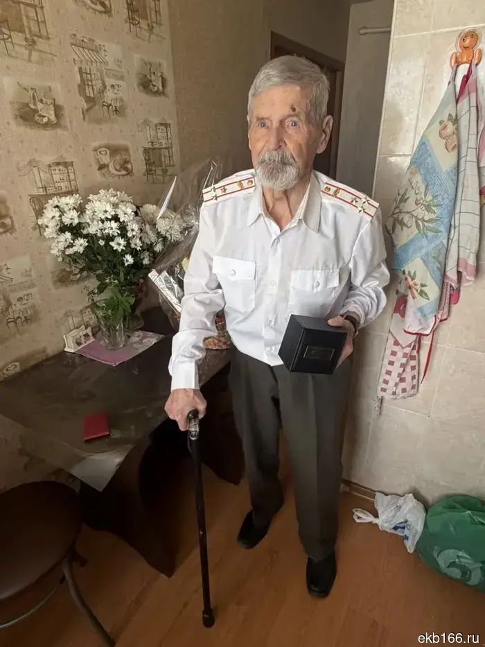 В Екатеринбурге Жога вручил именитые часы разведчику, отметившему свой столетний юбилей (ФОТО)