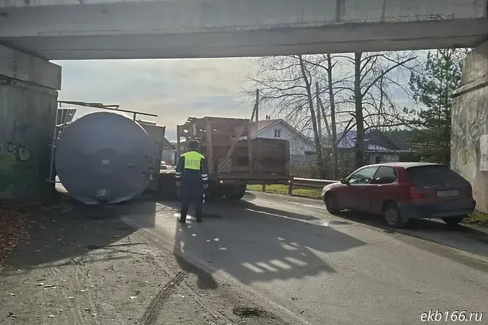На въезде в город Свердловск перевернулась цистерна, перекрыв дорогу.