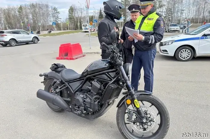 In Yekaterinburg, a biker kicked a traffic police inspector.