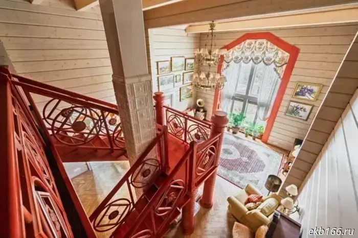 В Шарташе выставлена на продажу уникальная усадьба в русском стиле.