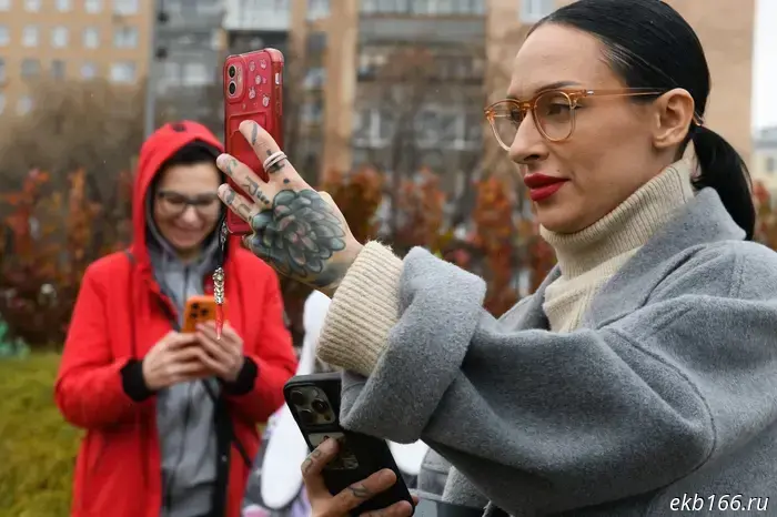 In the center of Yekaterinburg, girls suddenly turned a pier into a runway.